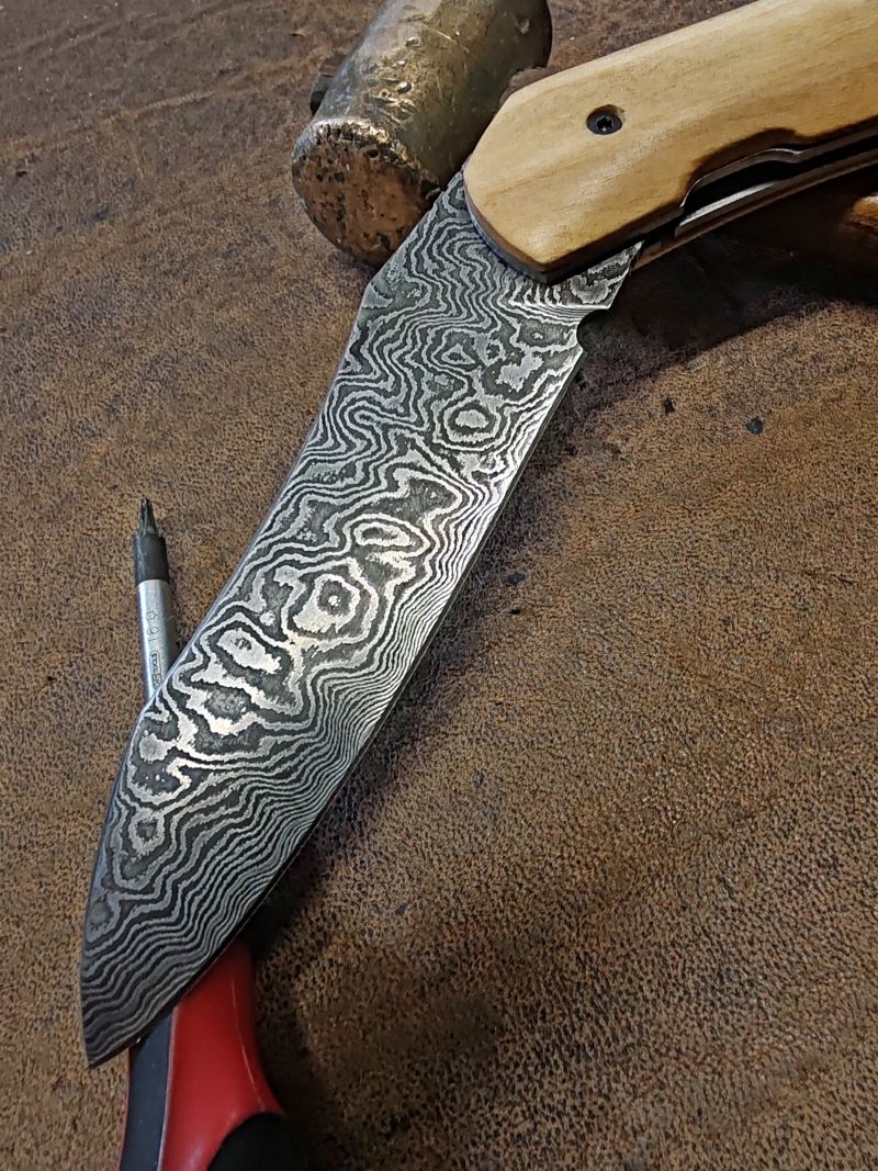 couteau pliant liner-lock lame damas, stage forge, damas, couteau pliant, stages 59, hauts de france, région nord, damas mosaïque, découverte forge