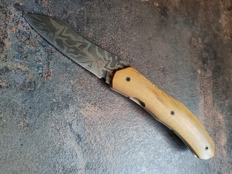 couteau pliant modèle Atrébate lame damas liner-lock