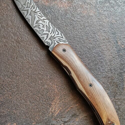 Couteau pliant artisanal avec lame en acier damas et manche en bois