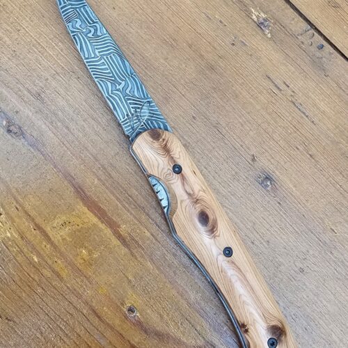 Couteau pliant artisanal avec lame en acier damas et manche en bois