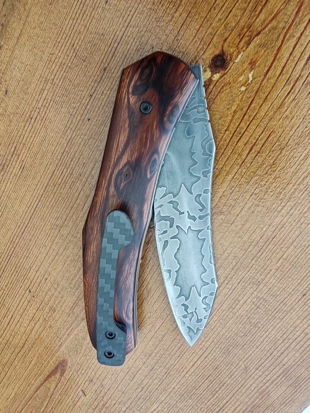 Couteau pliant artisanal avec lame en acier damas et manche en bois cocobolo